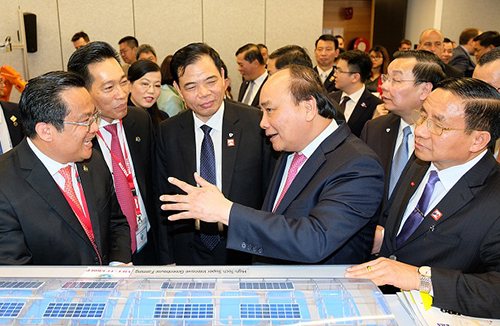 Thủ tướng Chính phủ Nguyễn Xuân Phúc thăm một số gian hàng tại triển lãm